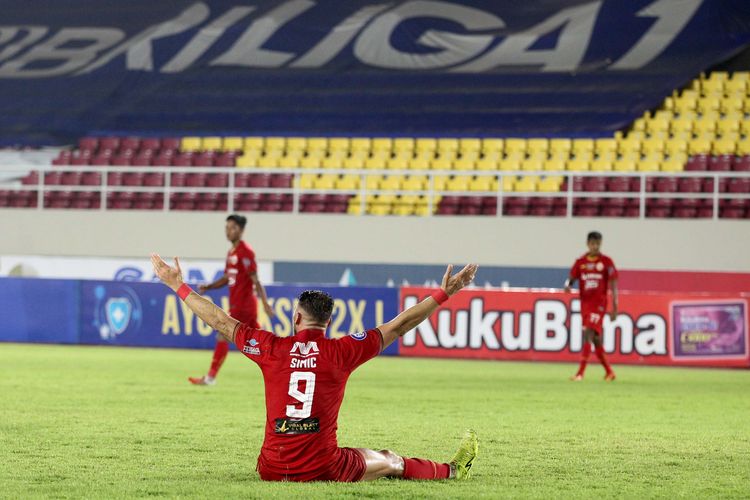 Pemain Persija Jakarta Marko Simic saat pertandingan pekan kesembilan Liga 1 2021-2022 melawan Persebaya Surabaya yang berakhir dengan skor 0-1 di Stadion Manahan, Solo, Selasa (26/10/2021) malam.
