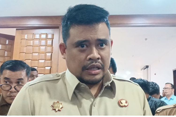 Gubernur Sumut Bobby Nasution saat ditanya wartawan soal mundurnya Kadis Ketapang, Rajali dengan alasan sakit, Selasa (21/10/2025)