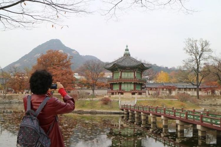 Wisatawan sedang mengabadikan foto di Istana Gyeokbokgung, Seoul, Korea Selatan.