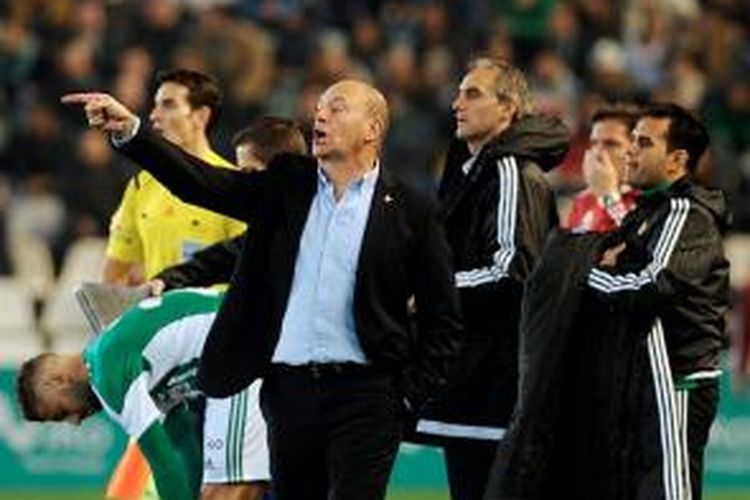 Pepe Mel (menunjuk) dipecat dari kursi pelatih Real Betis pada Minggu (10/1/2016).