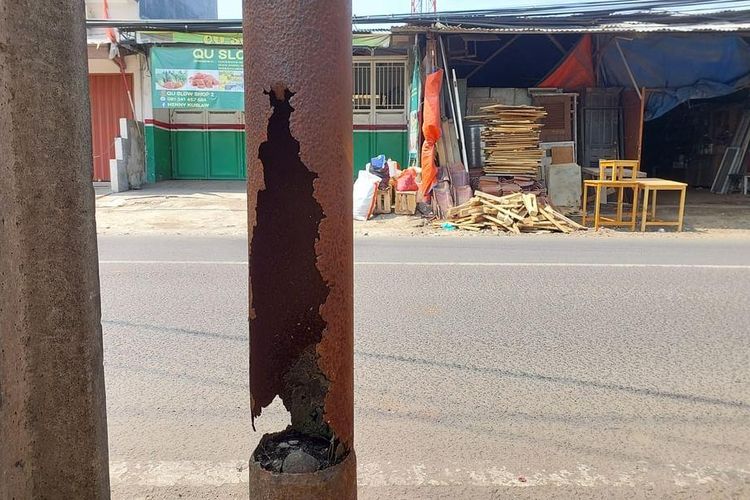 Sebuah tiang keropos yang berada di Jalan Raya Kalimulya, Cilodong, Kota Depok, Senin (27/5/2024).