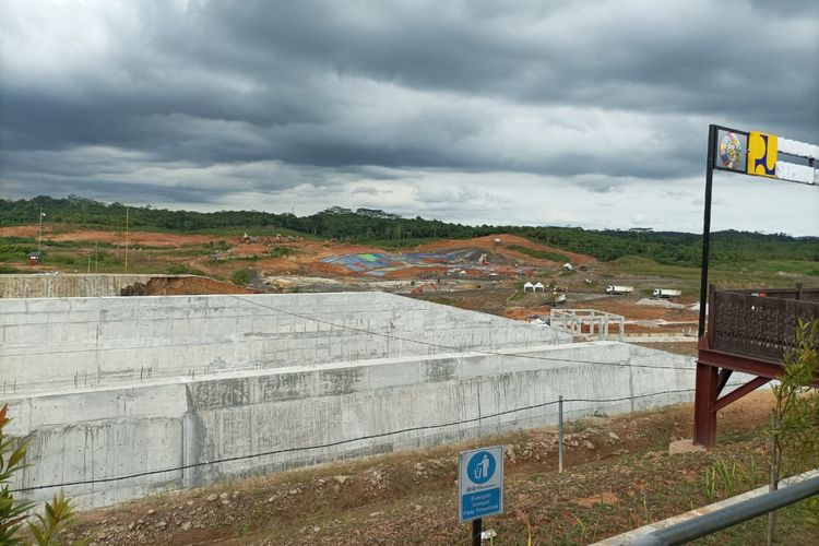 Seperti inilah pembangunan Bendungan Sepaku Semoi yang berada di kawasan Tengin Baru, Kecamatan Sepaku, Kabupaten Penajam Paser Utara, Kalimantan Timur, Senin (23/5/2022). Jika sudah terselesaikan, bendungan ini akan menyediakan air hingga 2.500 liter per detik, dengan peruntukan sebagian besar bagi Ibu Kota Nusantara (IKN).