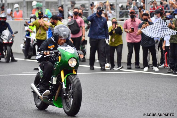 Presiden Joko Widodo (Jokowi) mengendarai motor saat menjajal langsung Sirkuit Mandalika di Kawasan Ekonomi Khusus (KEK) Mandalika di Desa Kuta, Lombok Tengah, Nusa Tenggara Barat (NTB), Jumat (12/11/2021). Dalam kunjungannya ke NTB, Jokowi dijadwalkan meresmikan Sirkuit Mandalika dan Jalan Bypass BIL-Mandalika, sebelum kejuaraan dunia balap motor seperti Asia Talent Cup (ATC) dan World Super Bike (WSB) digelar pada November ini.