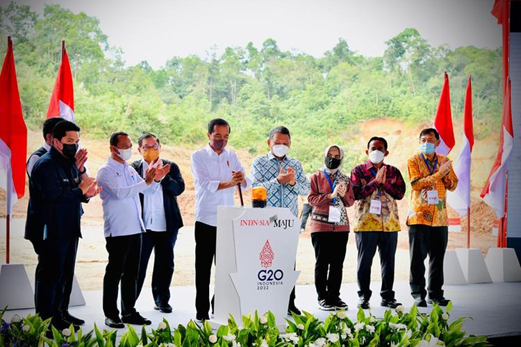 Presiden Joko Widodo bersama jajaran Direksi Pertamina menghadiri groundbreaking proyek hilirisasi batu bara menjadi DME di Tanjung Enim, Sumatera Selatan, Senin (24/1/2022). 