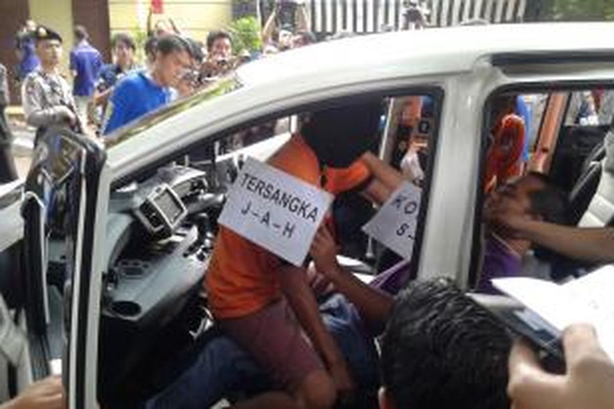 Jean Alter Huliselan (31) atau JAH mengulangi adegan pembunuhan terhadap Sri Wahyuni (42) dalam rekonstruksi di Jalan Prapanca Raya, Jakarta Selatan, Rabu (10/12/2014).
