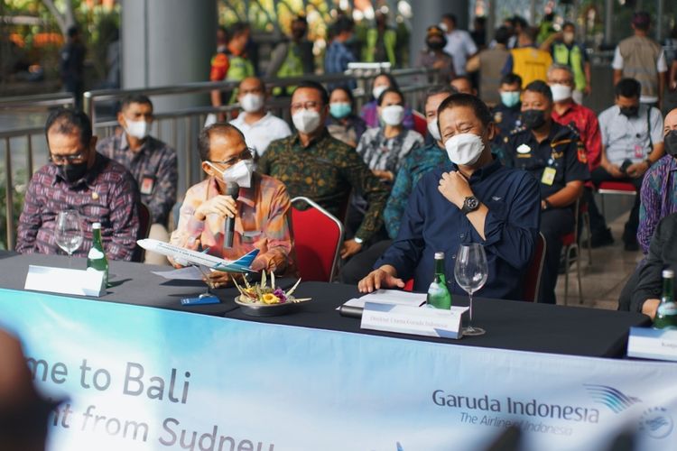 Gubernur Bali Wayan Koster didampingi Direktur Utama PT Garuda Indonesia (Persero) Tbk (GIAA) Irfan Setiaputra saat jumpa pers di Bandara I Gusti Ngurah Rai Bali. 