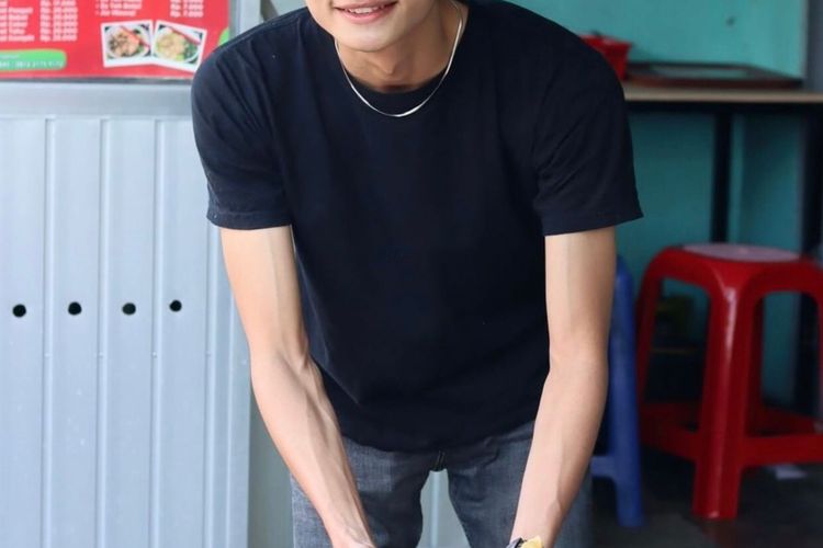 Muhammad Daffa Abilla (19 tahun), mahasiswa yang juga berjualan bakso. Wajahnya membuat heboh media sosial karena dianggap mirip dengan aktor Korea Selatan. 