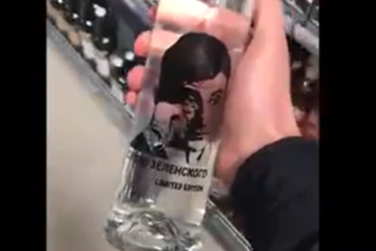 Tangkap layar botol vodka dengan tulisan Air Mata Zelensky? tampaknya dijual di supermarket Rusia, menurut sebuah video di media sosial.
