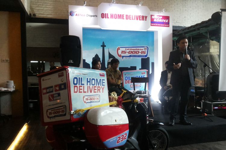 Direktur Astra Otoparts Yusak Kristian saat meluncurkan layanan Oil Homa Delivery di Jakarta, Jumat (23/2/2018).
