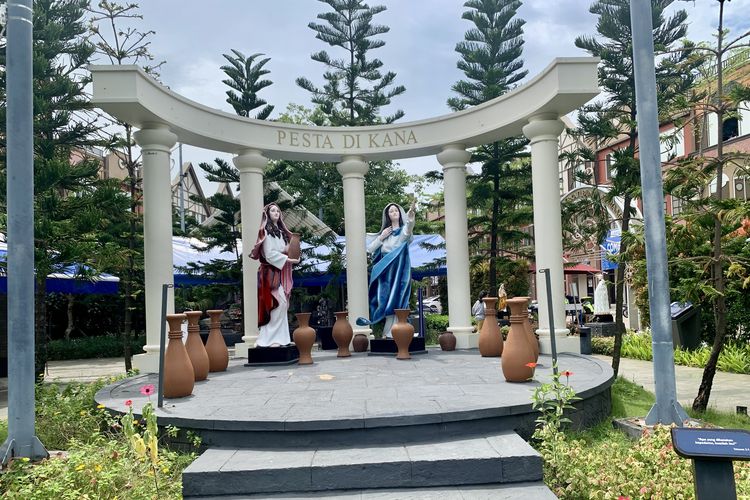 Taman Doa Hati Tersuci Maria berada di Salembaran, Kosambi, Kabupaten Tangerang, Banten, tepatnya di kompleks La Riviera. Taman Doa Hati Tersuci Maria buka setiap hari pukul 07.00-22.00 WIB. Bila ingin mengikuti ibadah Katolik, kamu bisa datang pada hari Jumat terakhir setiap bulan. Foto diambil pada Rabu (4/2/2026).