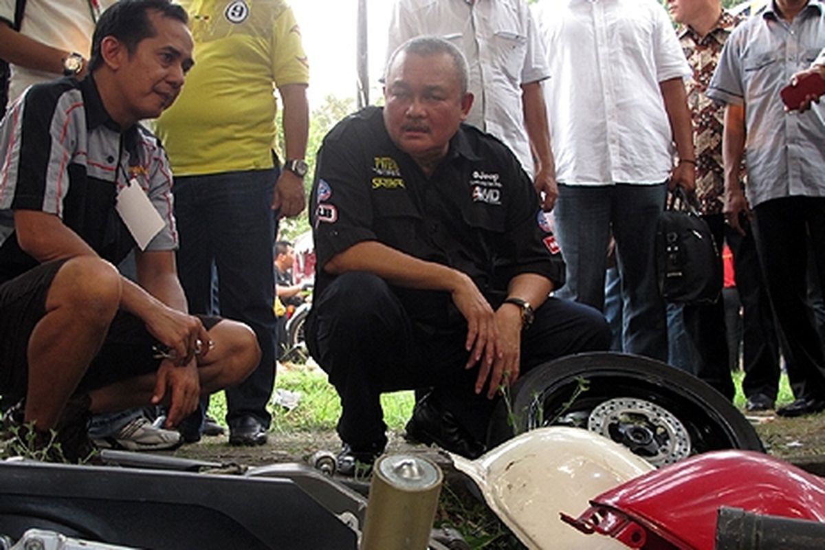 Alex Nurdin berkunjung ke lapak penjualan onderdil lawas di Otobursa Tumplek-Blek ke 13 di Gelora Bung Karno, Jakarta Selatan.