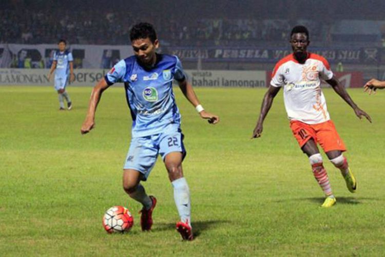 Salah satu aksi Dendi Sulistyawan (kiri), saat masih memperkuat Persela Lamongan.