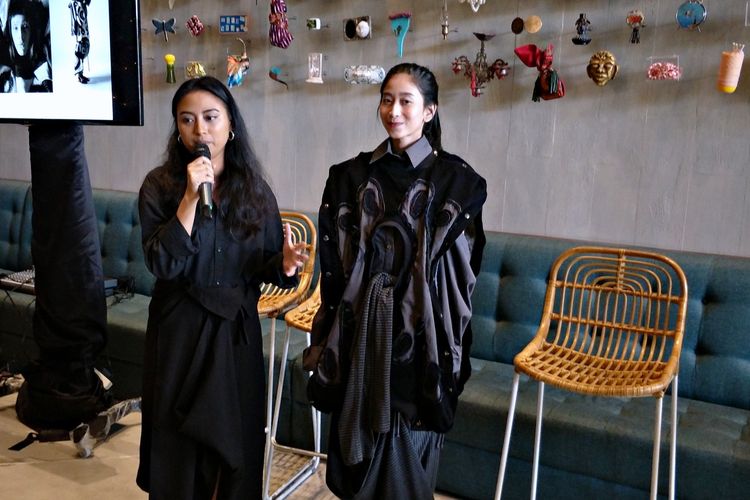 Perancang busana Kelly Vallerie yang juga pemenang di ajang designer tingkat Asia Harper’s Bazaar Asia NewGen Fashion Award (ANFA) 2019 saat mempresentasikan pakaian rancangannya dalam jumpa pers di Lalla Restaurant, Four Season Hotel, Gatot Subroto, Jakarta Selatan, Senin (9/12/2019).
