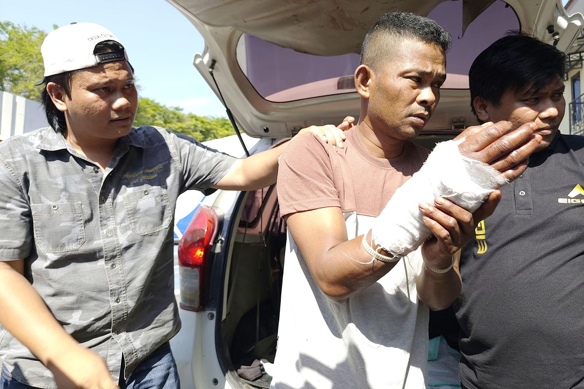 Pelaku pembunuh keponakannya saat digiring ke Mapolres Bangkalan.