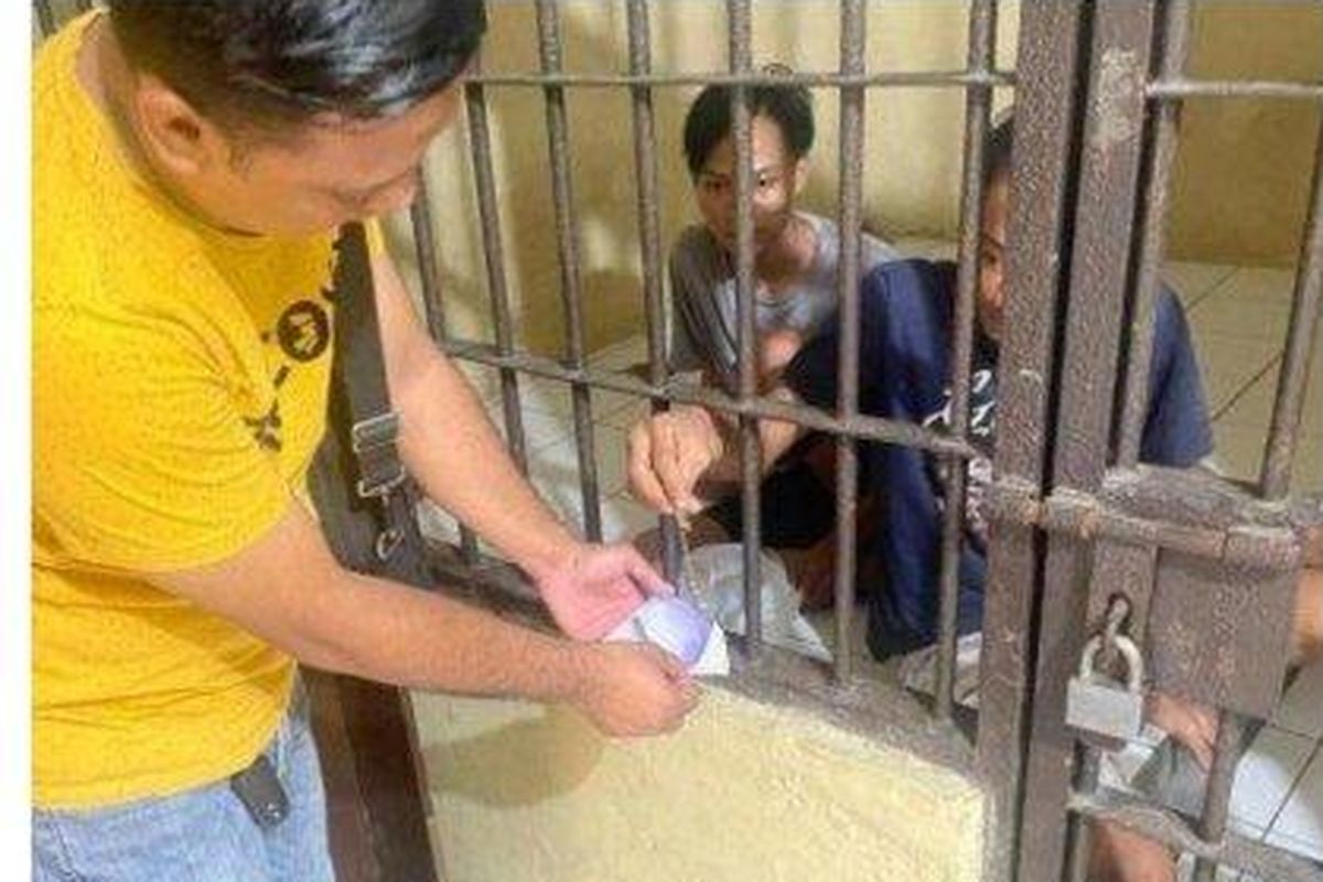 Jambret di Cirebon menyerahkan gelang emas yang sempat ditelannya kepada polisi. Peristiwa jambret telan gelang emas ini terjadi pada Kamis (2/5/2024) .