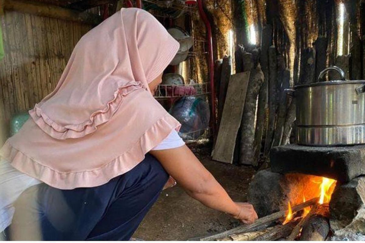 Pasangan suami istri di Sukabumi, Jawa Barat, mengandalkan tungku dan lampu minyak untuk kehidupan mereka di sebuah gubuk. 
