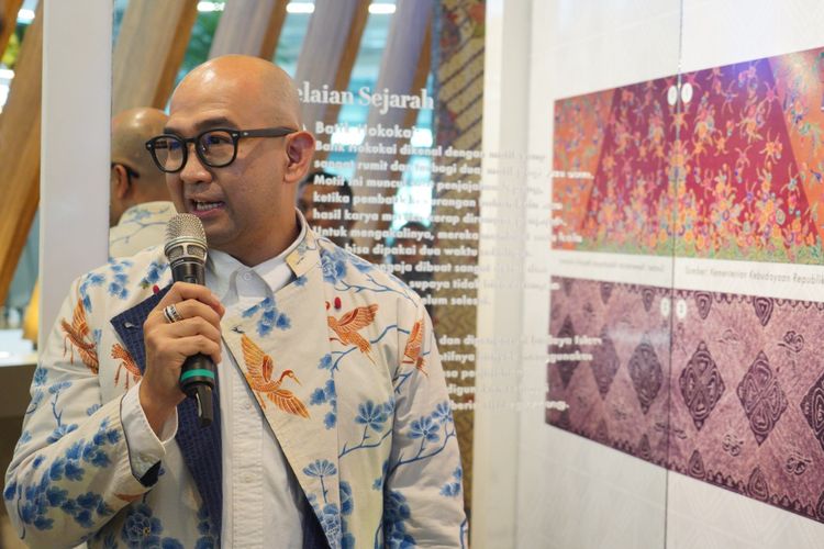 Pegiat budaya Iwet Ramadhan saat menghadiri pameran Cerita Batik di Terminal 3 Bandara Soekarno-Hatta di Tangerang, Banten, Kamis (2/10/2025).