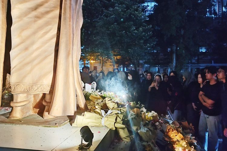 Para mahasiswa Fakultas Hukum UGM gelar doa bersama untuk Argo Ericko Achfandi yang meninggal dalam kecelakaan di Jalan Palagan Tentara Pelajar, Sariharjo, Kapanewon Ngaglik, Kabupaten Sleman. Selain berdoa bersama, para mahasiswa juga tabur bunga di depan patung Dewi Keadilan untuk Argo Ericko Achfandi.