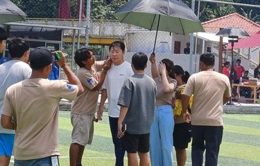 Mantan pelatih timnas sepak bola Indonesia, Shin Tae Yong (kaus putih) saat latihan adegan dalam syuting film Ghost Soccer: Bola Mati di daerah Subang, Jawa Barat, Minggu (19/1/2025).