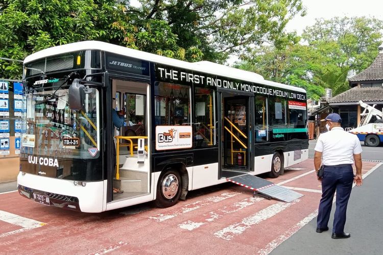 Bus low dack medium monocoque untuk layanan difabel yang diujicobakan di Solo, Jawa Tengah.