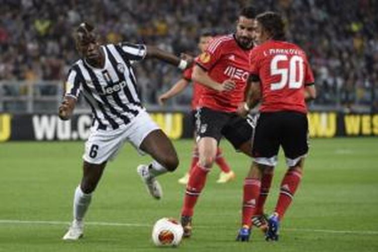 Gelandang Juventus, Paul Pogba (kiri), mencoba melewati hadangan dua pemain Benfica, Ruben Amorim (tengah) dan Lazar Markovic (kanan), pada laga leg kedua semifinal Liga Europa di Stadion Juventus, Turin, Kamis (1/5/2014).