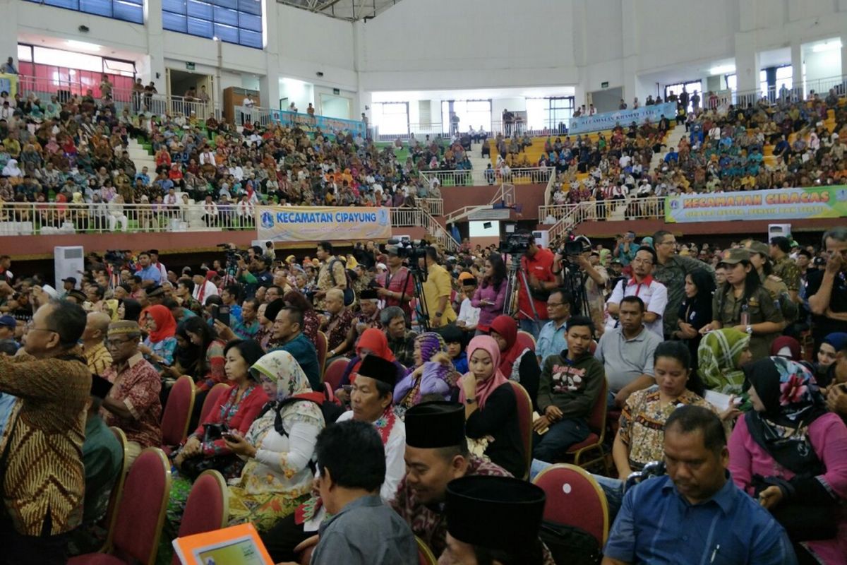 Warga Jakarta Timur berkumpul di GOR Ciracas untuk mengikuti pertemuan dengan Gubernur DKI Jakarta Anies Baswedan, Jumat (8/12/2017). 