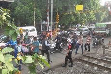 Taksi Tertabrak KRL Saat Lintasi Pelintasan Tanpa Palang di Cengkareng