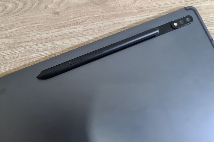 Stypus S-Pen galaxy Tab S7 Plus memiliki penyimpanan magnet di belakang tablet, sekaligus untuk charging baterai S Pen.