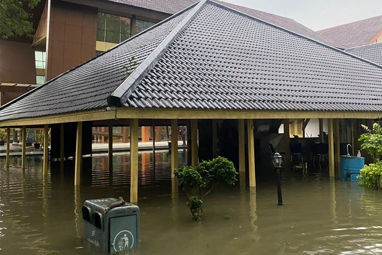 Jalan Abdi Negara dan Museum Multatuli di lingkungan Pemerintahan Pemda Kabupaten Lebak terendam banjir, Kamis (4/7/2024)