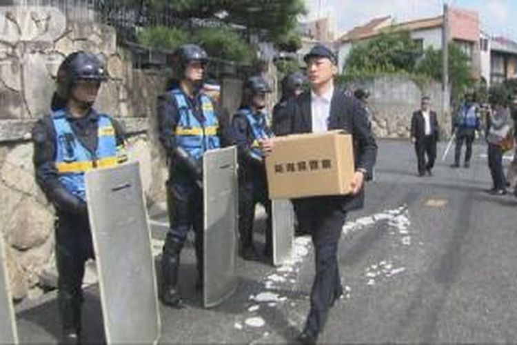 Sekitar 70 petugas polisi memasuki markas geng Yamaguchi