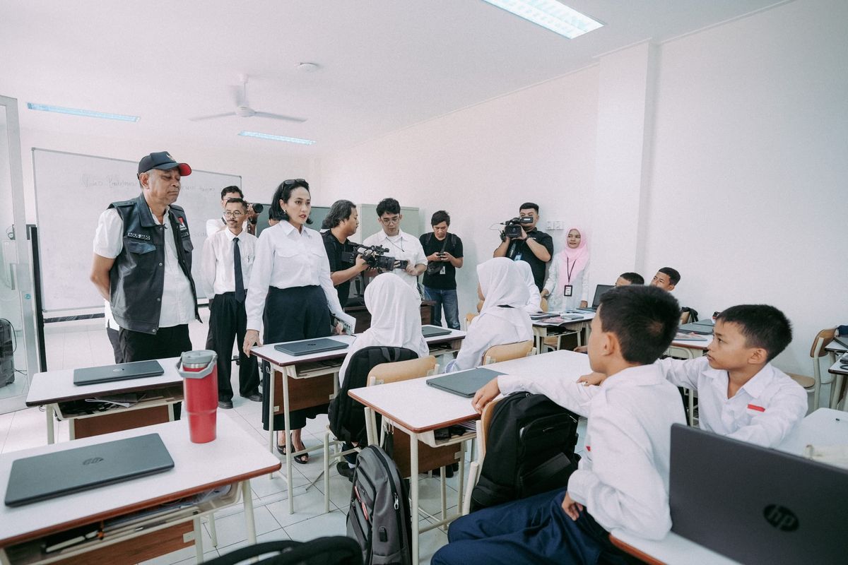 Wakil Menteri Sosial (Wamensos) Agus Jabo Priyono mendampingi Wakil Menteri (Wamen) Perlindungan Pekerja Migran Indonesia (P2MI) Christina Aryani mengunjungi Sekolah Rakyat Menengah Pertama (SRMP) 6 Jakarta di Sentra Handayani, Jakarta Timur, Senin (11/8/2025).