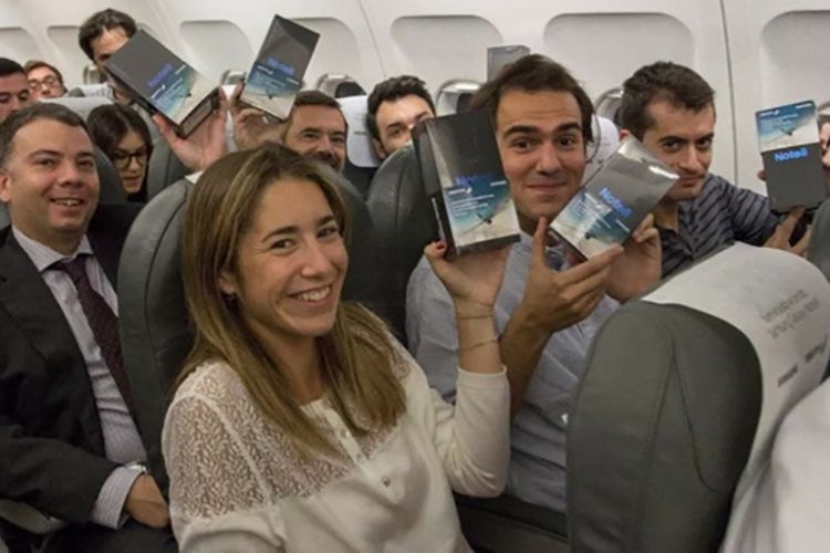 Penumpang maskapai Iberia yang mendapat Samsung Galaxy Note 8 gratis dalam penerbangan Senin (23/10/2017)