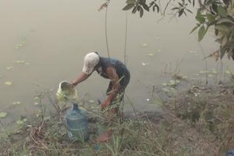 Anto, warga Indralaya Utara setiap hari mengambil air dari bekas galian itu menggunakan galon air isi ulang.  Anto tidak lagi memperhitungkan apakah air itu kotor atau bersih, yang penting baginya mendapat air. 