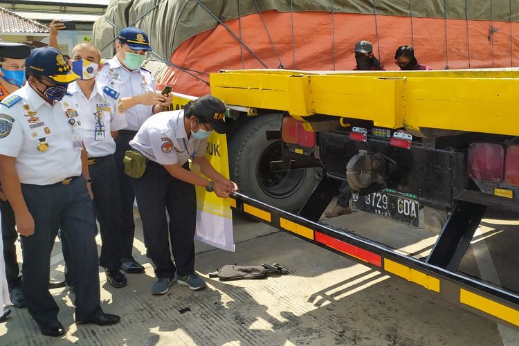 Pemasangan rear underrun protection pada sasis truk di Unit Pelaksana Uji Berkala Kendaraan Bermotor (UPUBKB) Dinas Perhubungan Kabupaten Banyumas, Jawa Tengah, Sabtu (18/7/2020).