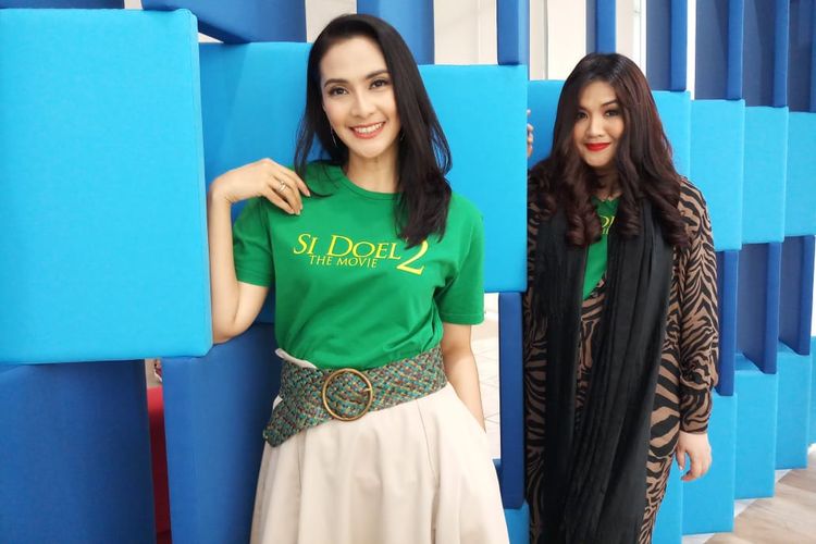 Dua pemain film Si Doel The Movie 2, Maudy Koesnaedi (kiri) dan Cornelia Agatha, menjadi bintang tamu program Selebrasi (Selebritas Beraksi) di Menara Kompas, Palmerah Selatan, Jakarta Pusat, Selasa (10/6/2019).