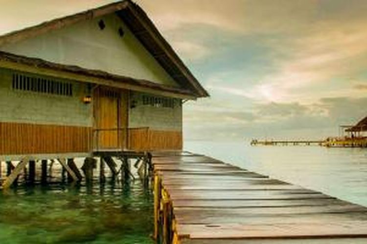 Penginapan di Pantai Ora. Pantai eksotis ini terletak di Desa Saleman, Kabupaten Maluku Tengah, Provinsi Maluku.