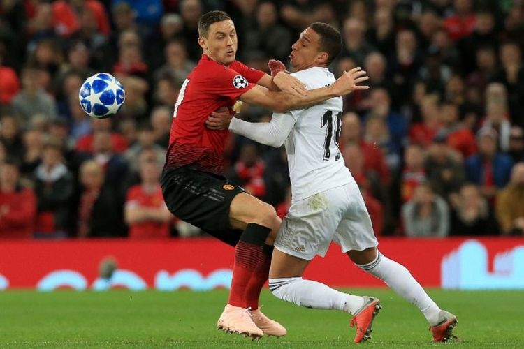 Nemanja Matic menahan laju Rodrigo saat Manchester United vs Valencia berlaga pada pertandingan Liga Champions di Stadion Old Trafford, 2 Oktober 2018. 