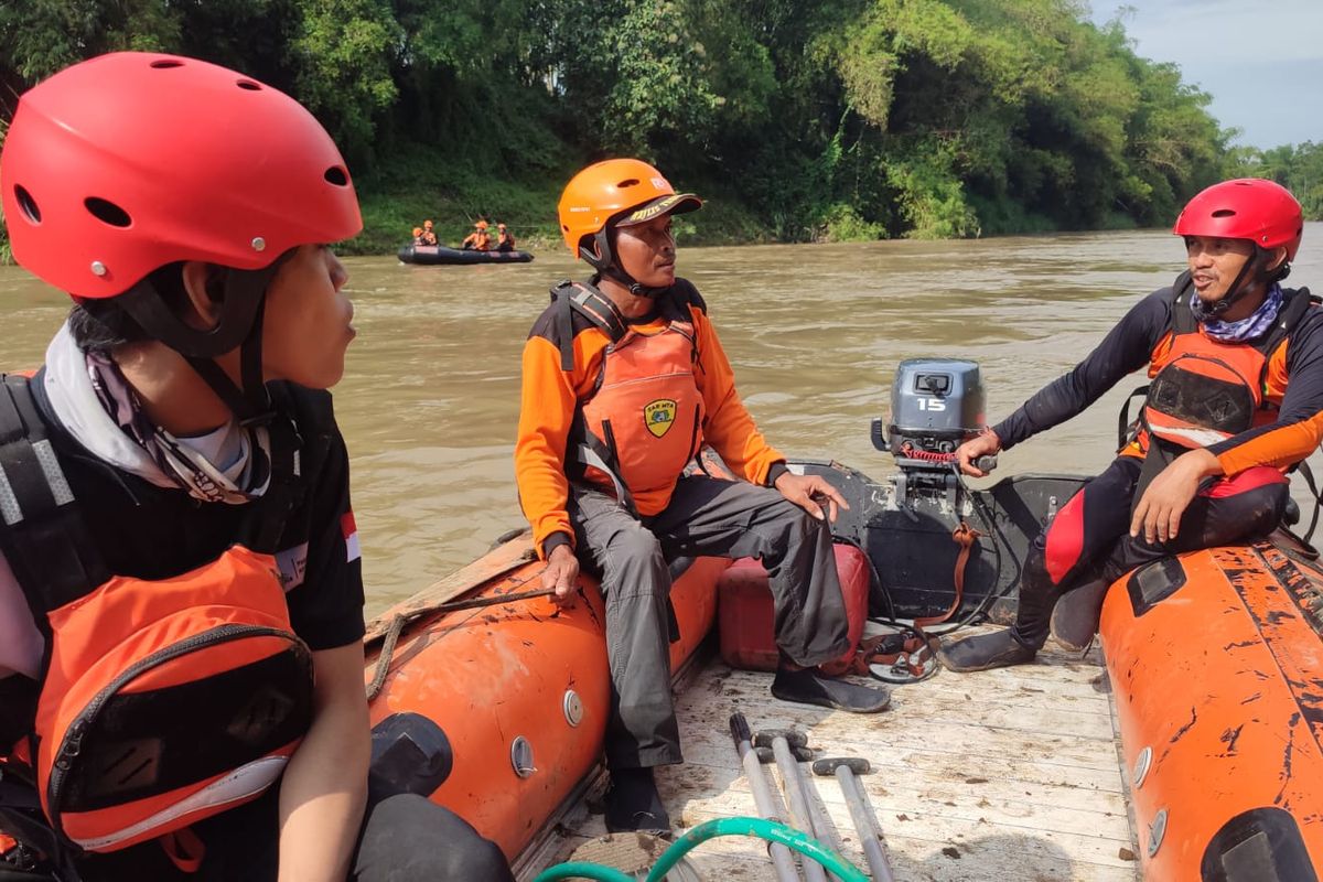 Petugas Basarnas menyisir sungai mencari seseorang lansia di Desa Blimbing, Kecamatan Mojo, Kabupaten Kediri, Jawa Timur, yang hanyut terbawa banjir bandang, Senin (19/5/2025).