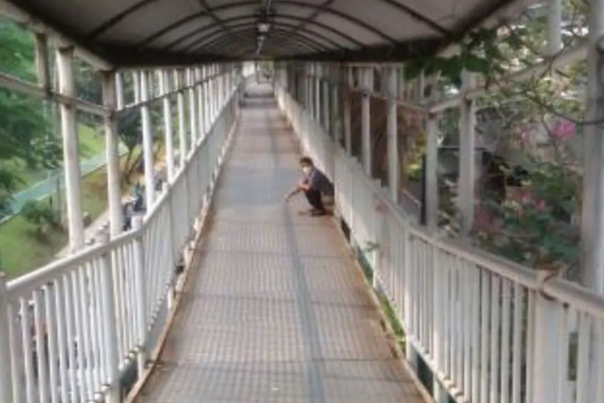 Seorang ODGJ buang air besar di Jembatan Penyeberangan Orang (JPO) Semanggi.