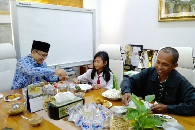 Bupati Banyuwangi Abdullah Azwar Anas saat sarapan bersama dengan NWA dan ayahnya di ruang kerja bupati Senin (17/7/2017)