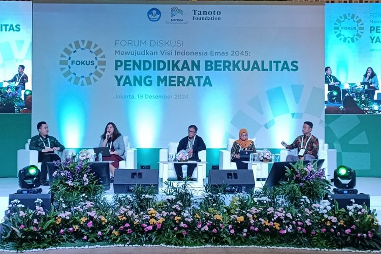 Sesi diskusi bertajuk Pemenuhan dan Peningkatan Kualitas Guru Profesional: Ujung Tombak Pendidikan Indonesia  pada gelaran Fokus 2024 yang diinisiasi oleh Tanoto Foundation di Nine Ballroom UOB Plaza, Jakarta, Kamis (19/12/2024).