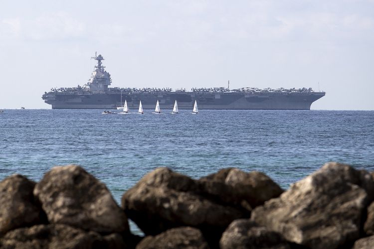 Kapal induk Amerika Serikat USS Gerald R Ford saat berlabuh di Teluk Palma, Palma de Mallorca, Spanyol, 3 Oktober 2025. Kapal induk terbesar di dunia ini adalah salah satu yang dikerahkan AS ke Timur Tengah untuk mengancam Iran.