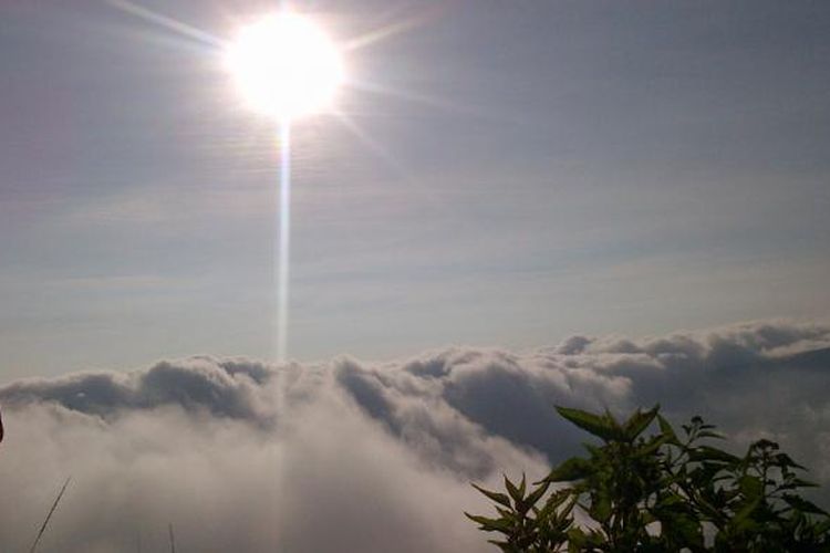 Sang mentari menunjukkan sinarnya di atas Gunung Andong, Kabupaten Magelang, Minggu (5/4/2015) pagi.