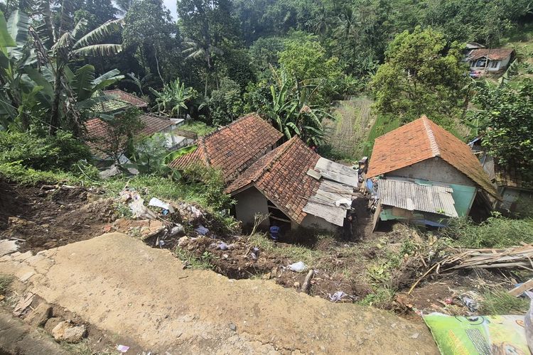 Longsor Terjang Kutawaringin Bandung, Belasan Rumah di 6 Kampung Rusak