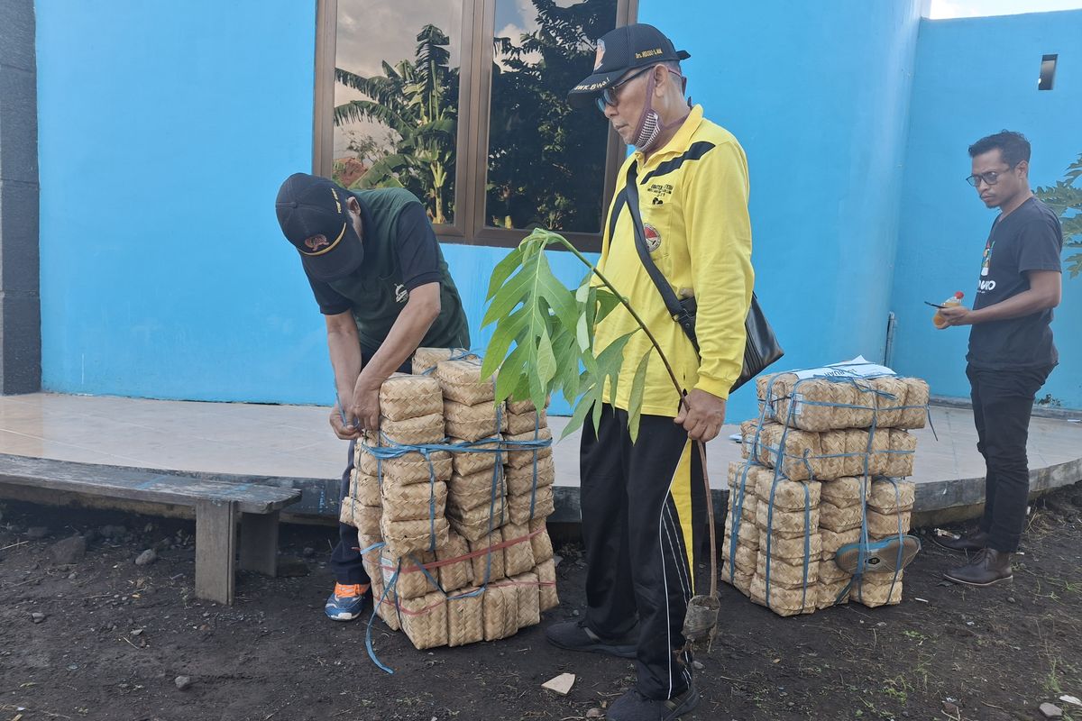 Warga dapat besek gratis untuk wadah daging kurban, Kamis (5/6/2025)