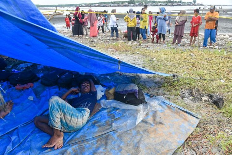 Seorang imigran etnis Rohingya beristirahat di bawah tenda darurat di Desa Karang Gading, Labuhan Deli, Deli Serdang, Sumatera Utara, Senin (1/1/2024).