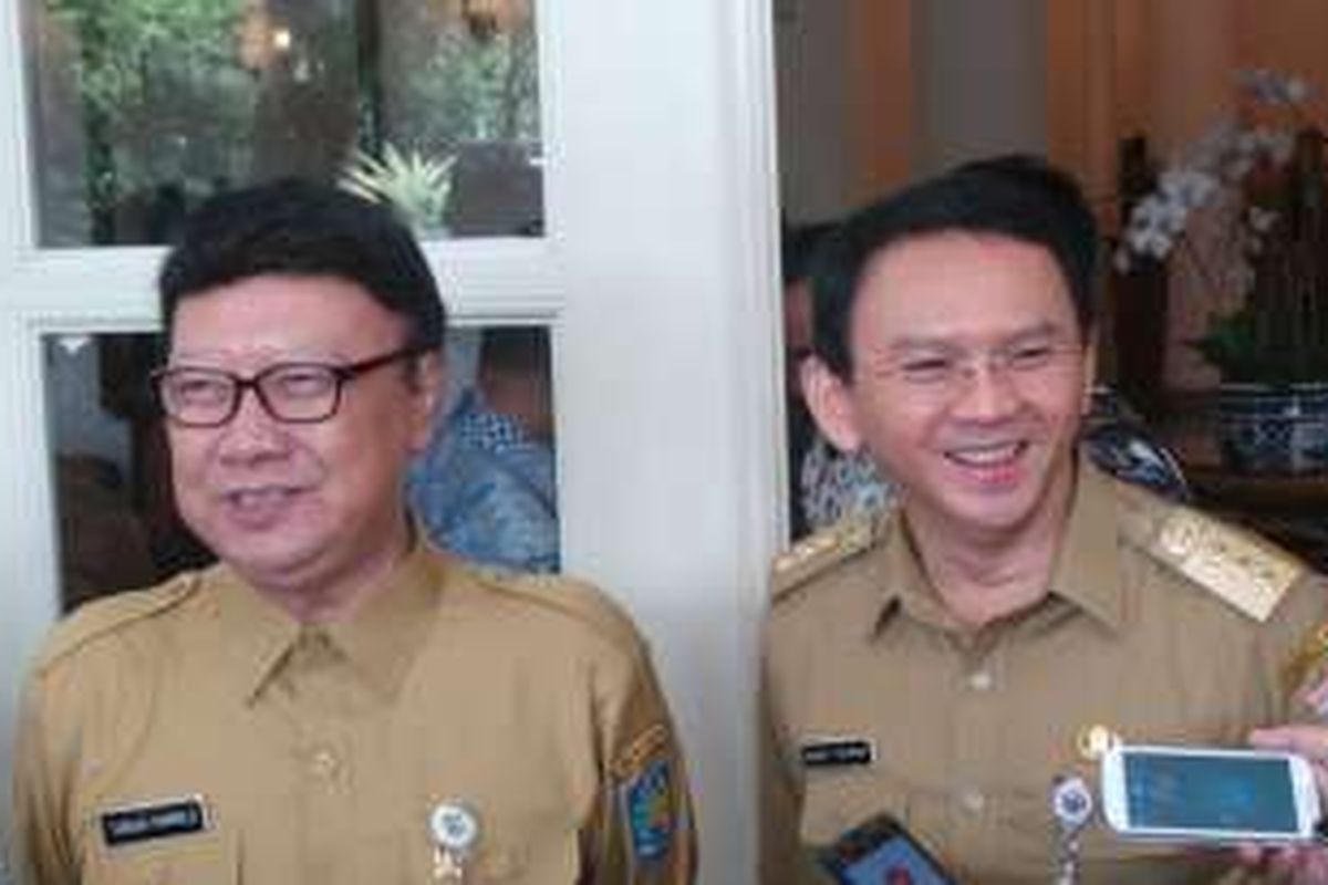 Menteri Dalam Negeri Tjahjo Kumolo (kiri) bersama Gubernur DKI Jakarta Basuki Tjahaja Purnama (kanan), di Balai Kota, Senin (21/3/2016). 