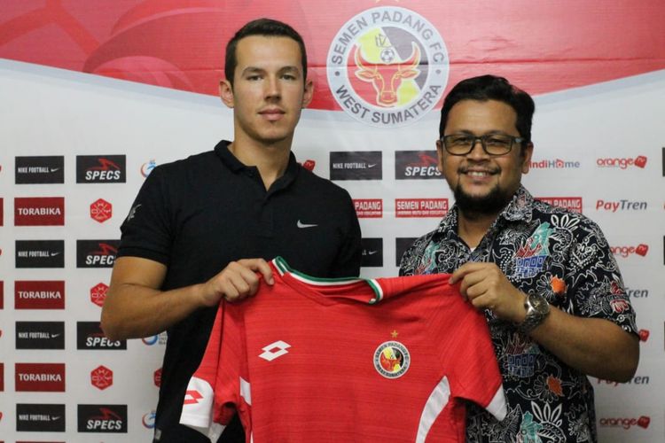 Manager Semen Padang dengan Nildo Victor Juffo saat memperlihatkan jersey Semen Padang, Jumat (18/1/2019) di PT KSSP.