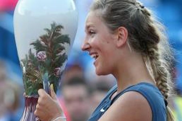 Petenis Belarusia, Victoria Azarenka, berpose dengan trofi juara Western & Southern Open yang dia dapatkan setelah mengalahkan Serena Willliams dari Amerika Serikat pada partai final, di Cincinnati, Minggu (18/8/2013).