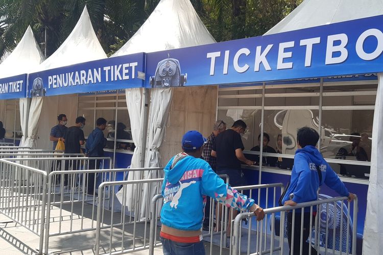 Tenda penukaran dan pembelian tiket konser grup band progressive metal kenamaan asal Amerika, Dream Theater di Stadion Manahan Solo, Jawa Tengah, Rabu (10/8/2022).
